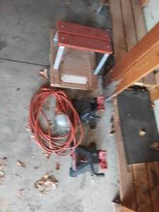 lot 168 image: Jack Stands, Roller Seat & Work Light