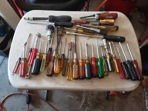 lot 196 image: Assorted Screw Drivers & Hand Tools