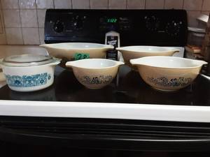 lot 28 image: 5-Piece Pyrex Bowl Set