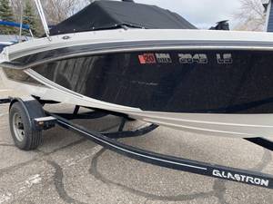 lot 3 image: 2018 Glastron GT 185