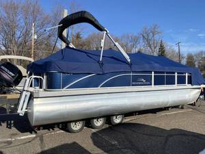 lot 4 image: 2018 Bennington 24SF