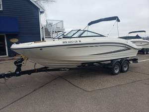 lot 11 image: 2017 Sea Ray 21 SPX IO