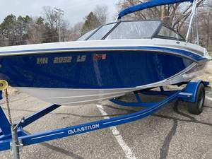 lot 14 image: 2018 Glastron GT 185