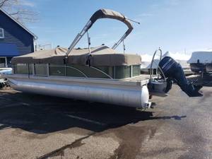 lot 16 image: 2018 Bennington 23 SLX