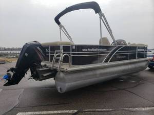 lot 18 image: 2016 Starcraft CX 23 C