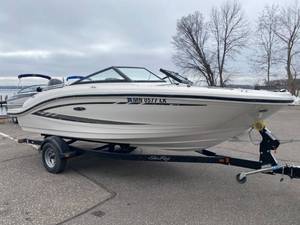 lot 19 image: 2016 Sea Ray 19 SPX OB
