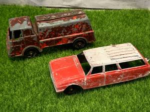 Lot of 2 Vintage Metal Vehicles�