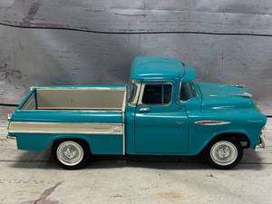 Ertl 1957 Chevrolet 3124 Cameo Truck 118th Scale�