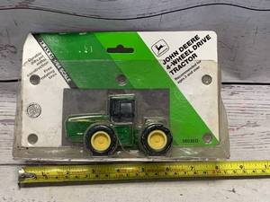 Ertl 164th John Deere 8560�Duals�4 Wheel�Drive Tractor�