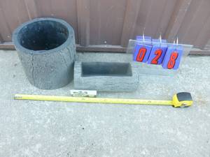 Qty of 2 Surreal brand plastic planters. 10 x 9 & 6 x 11. As shown.