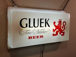 lot 33 image: Lighted Gluek Beer Sign Mancave Wall Decor
