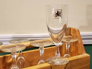 lot 125 image: Wooden Beer Glass Caddie Bar Decor