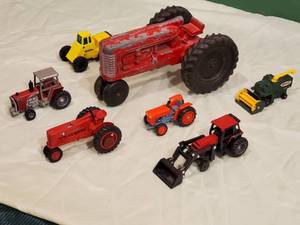 lot 212 image: Vintage toy Tractor & (6) Mini Collectable Farm Toy Equipment
