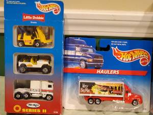 lot 202 image: New (3) HOTWHEELS Collectable Cars