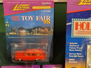 lot 289 image: (5) Johnny Lightning Collectable Cars