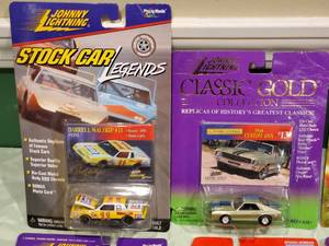 lot 315 image: (6) Johnny Lightning Collectable Cars