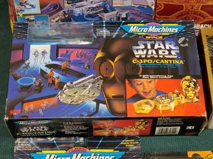 lot 323 image: Star Trek & Star Wars Collectibles Lot