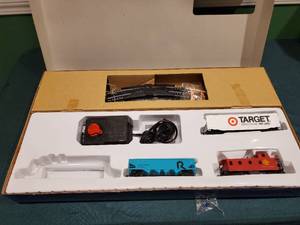 lot 325 image: HO Scale Train Set Missing the Engine