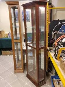 lot 330 image: Nice Lighted Display Case  Curio Cabinet with 3-Glass Shelves