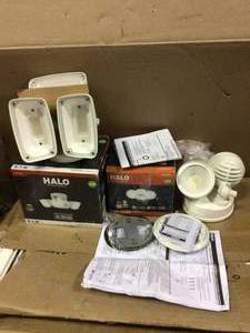 FHS White Outdoor Integrated Triple Head LED Flood Light with Selectable CCT (3000K, 4000K or 5000K), Switch Controlled by Halo Customer Returns See Pictures