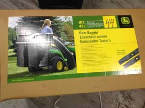 lot 44 image: John Deere BG20776 42 Twin Bagger for 100 Series Tractors Customer Returns See Pictures
