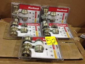 lot 52 image: Tylo Antique Brass Exterior Entry Door Knob and Double Cylinder Deadbolt Combo Pack by Kwikset Customer Returns See Pictures 