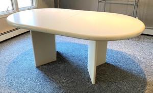 White Contemporary Style Dining Room Table