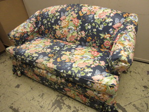 lot 502 image: EARLS OF HIGH POINT LOVE SEAT