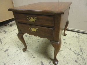 lot 508 image: SOLID GENUINE MAHOGONY ACCENT TABLE, CRAFTED BY HENKEL-HARRIS FINE FURNITURE, WINCHESTER, V.A.