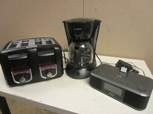 lot 546 image: IHOME DUAL ALARM STEREO CLOCK RADIODOCKING STATION, MR. COFFEE COFFEE MAKER,  B&D TOASTER