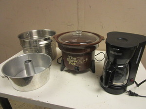 lot 547 image: MUNSEY THE SLOW POT SLOW COOKER, BLACK & DECKER COFFEE MAKER,  POT STRAINER, MORE
