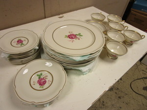 lot 554 image: CASTLETON DOLLY MADISON CHINA SET, PLATES, TEA CUPS, BUTTER DISH - 30 PIECES TOTAL