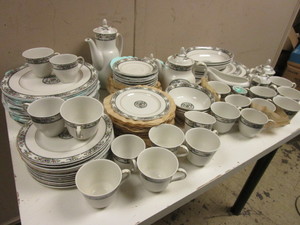 lot 555 image: ROYAL DOULTON FINE TAVISTOCK CHINA TABLEWARE, 1975, MADE IN ENGLAND - 100 PIECES TOTAL