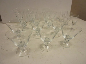 lot 560 image: GLASSWARE SETS - 18 PIECES TOTAL