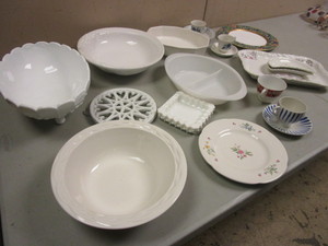lot 567 image: ASSRTD. CHINA, TEACUPS, SERVING DISHES, MORE, MANY FROM AROUND THE WORLD, JAPAN, BAVARIA, MORE