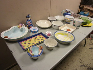lot 568 image: ASSRTD. HOUSEWARES, SERVING DISHES, GROOVY GLASSWARE SET, DOGCAT BOWLS, MORE