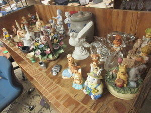 lot 571 image: COLLECTIBLE FIGURINES, TABLE DECOR, FROM AROUND THE WORLD, MORE