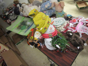 lot 574 image: HOLIDAY DECOR, CHRISTMAS, HALLOWEEN, THANKSGIVING, EASTER, ST. PATTYS, VALENTINES DAY, MORE
