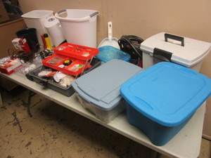 lot 578 image: ASSRTD. HOUSEWARES, STORAGE BINS, TRASH BINS, JUMPER CABLES, FRAME HANGING KIT, MORE