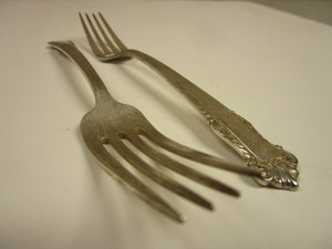lot 579 image: ANTIQUE LUNT STERLING SILVER DINNER FORKS