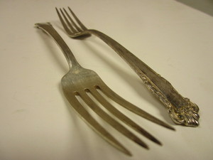 lot 580 image: ANTIQUE LUNT STERLING SILVER DINNER FORKS
