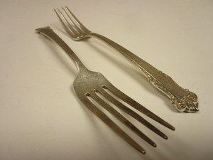 lot 581 image: ANTIQUE LUNT STERLING SILVER DINNER FORKS