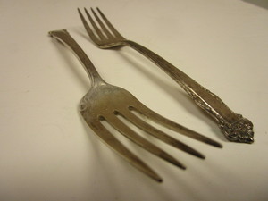 lot 582 image: ANTIQUE  LUNT STERLING SILVER SALADDESSERT FORKS