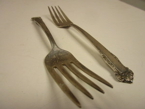 lot 584 image: ANTIQUE LUNT STERLING SILVER SALADDESSERT FORKS