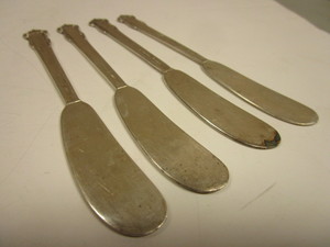 lot 586 image: ANTIQUE LUNT STERLING SILVER SPREADER KNIVES
