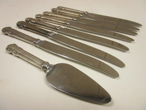 lot 588 image: ANTIQUE LUNT KNIVESSPREADERS, STERLING SILVER HANDLES, STAINLESS STEEL BLADES