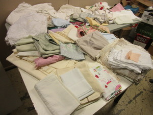lot 595 image: ASSRTD. LINENS