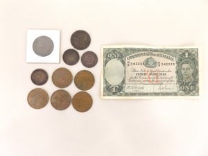 Lot of Antique Australian Pennies and an Australian 1 Pound Note