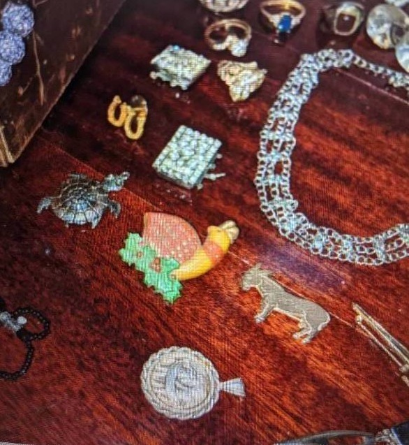 lot 36 image: Variety of Vintage & Costume Jewelry in Wood Box
