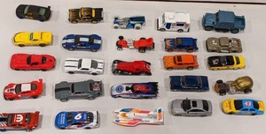 lot 206 image: 25 Loose Die Cast Cars Mostly Hot Wheels